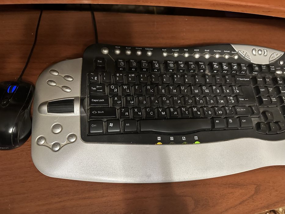 Компʼютер, монітор, мишка, клавіатура, камера, колонки та сабвуфер