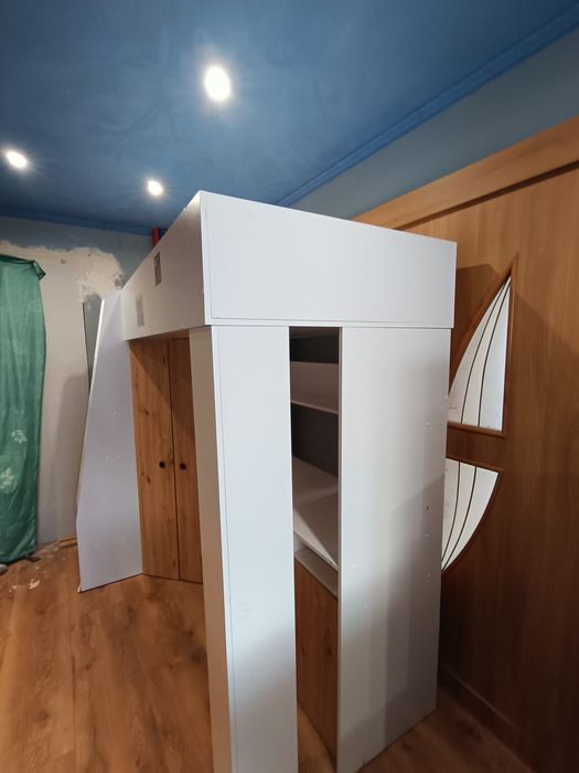 Łóżko, antresola z biurkiem