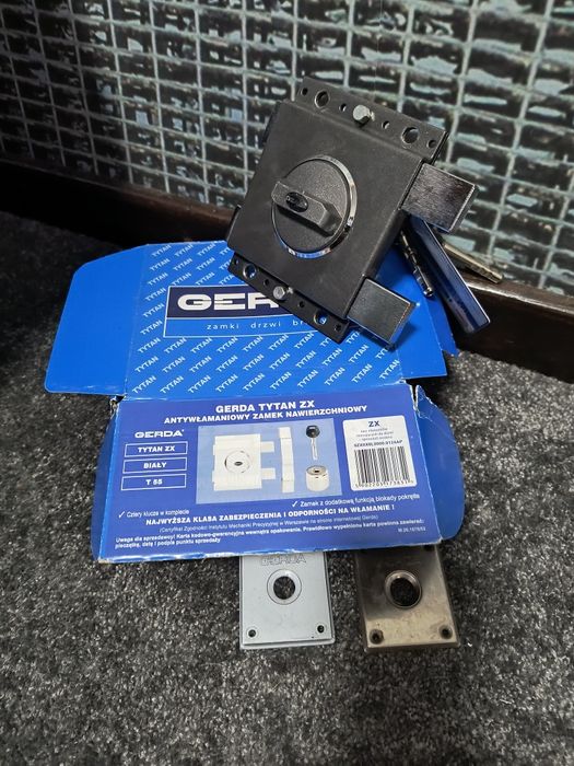 Zamek do drzwi nawierzchniowy Gerda