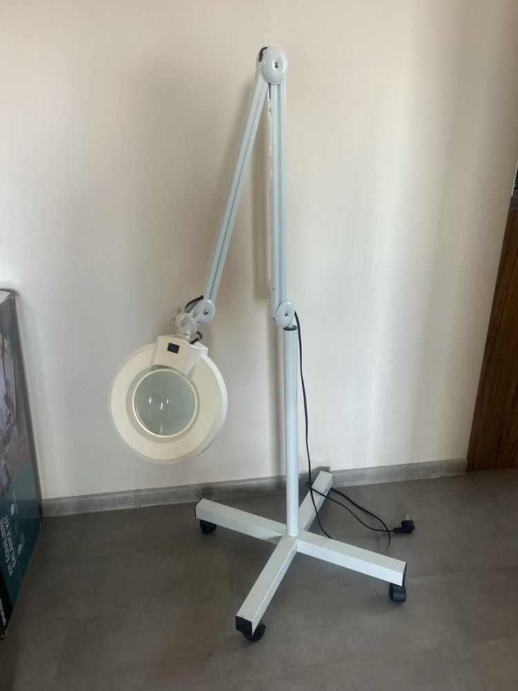 Stojąca lampa lupa