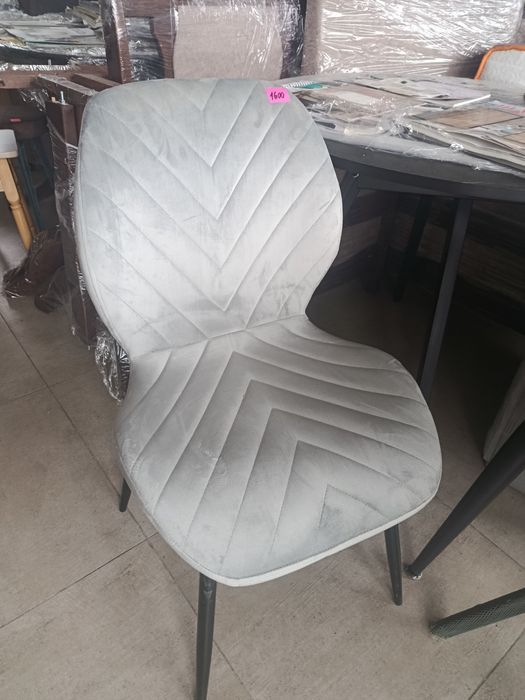 Стільці та столи для кухні та вітальні