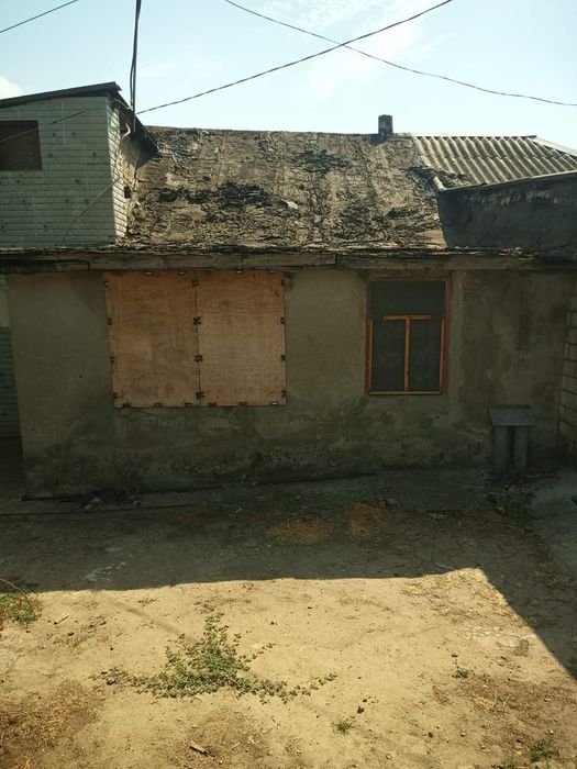 Продам часть дома с землей двор на 3 хозяина