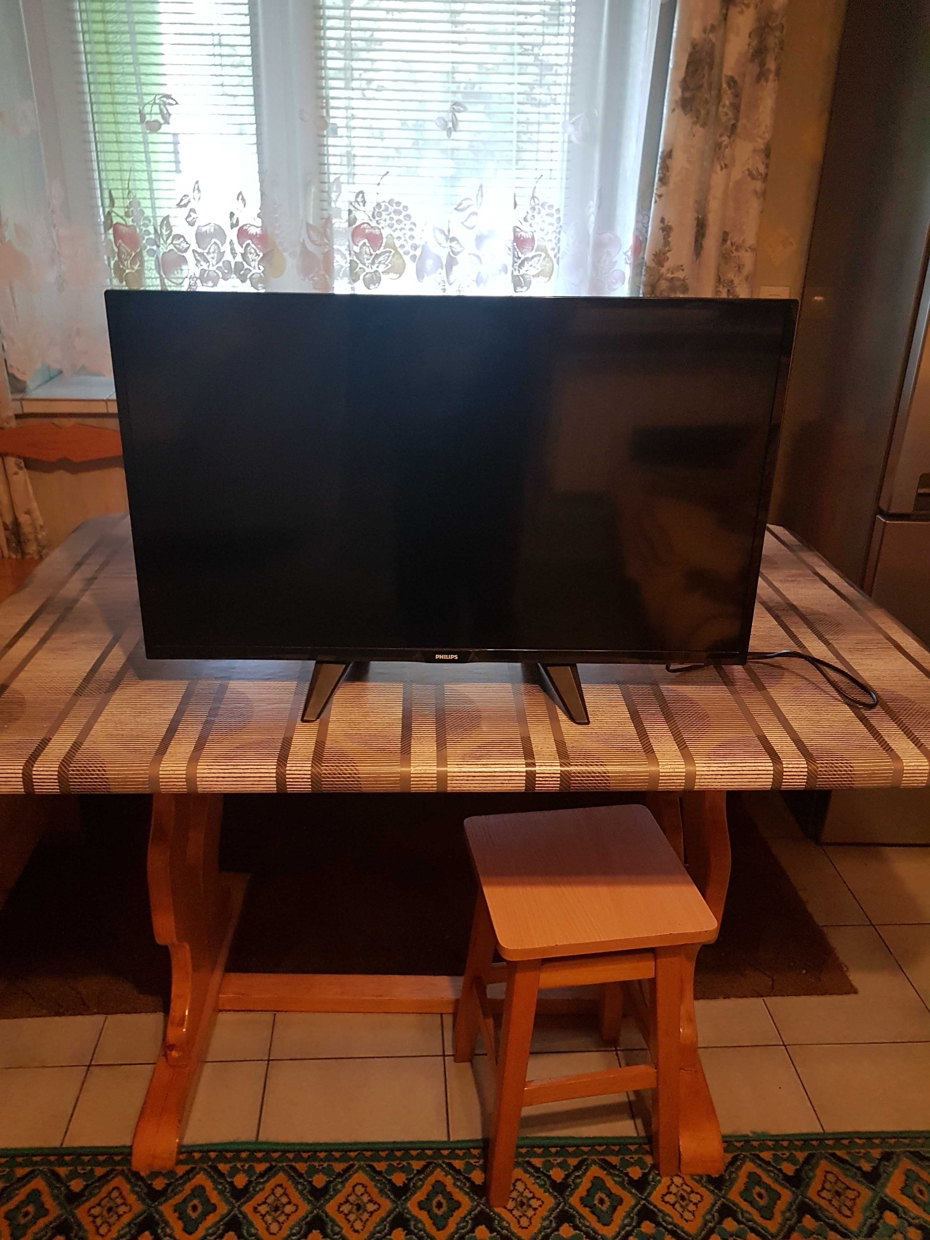 Telewizor Philips widoczny nazdjęciach