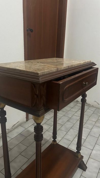 Mesa de apoio antiga em madeira com tampo em mármore