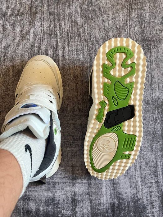 Off white sponge
