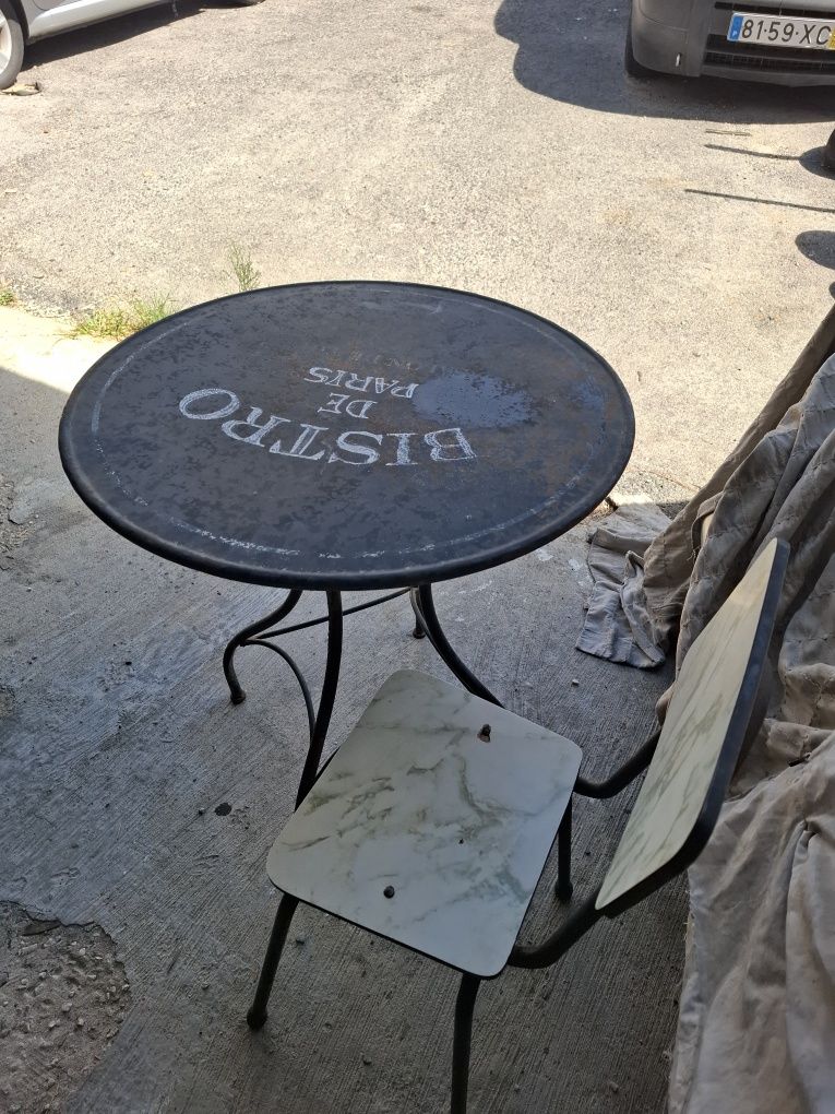 Mesa em ferro com escrito bristo