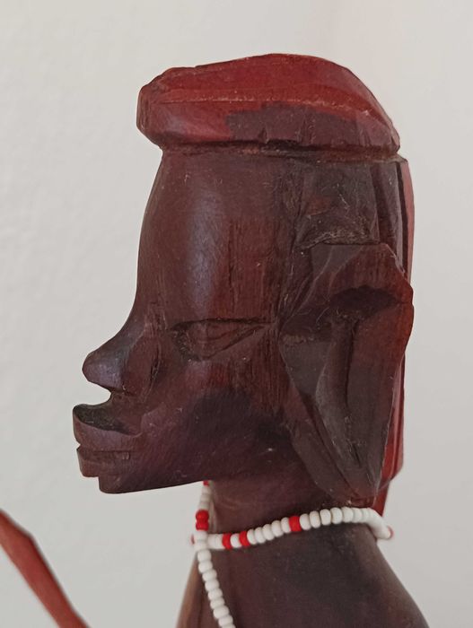 Escultura africana de guerreiro em madeira maciça