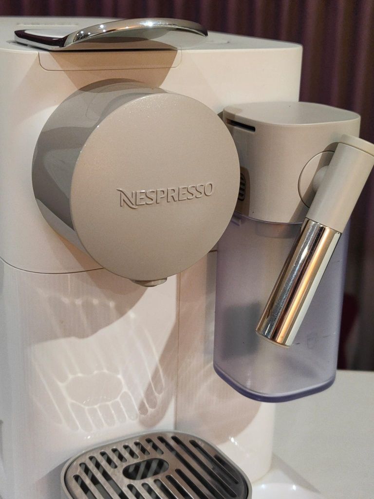 Máquina de café DELONGHI Nespresso Lattissima One + disp. cápsulas
