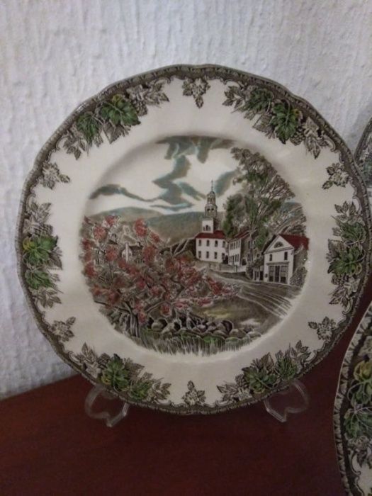 Conjunto de Cinco Pratos Decorativos