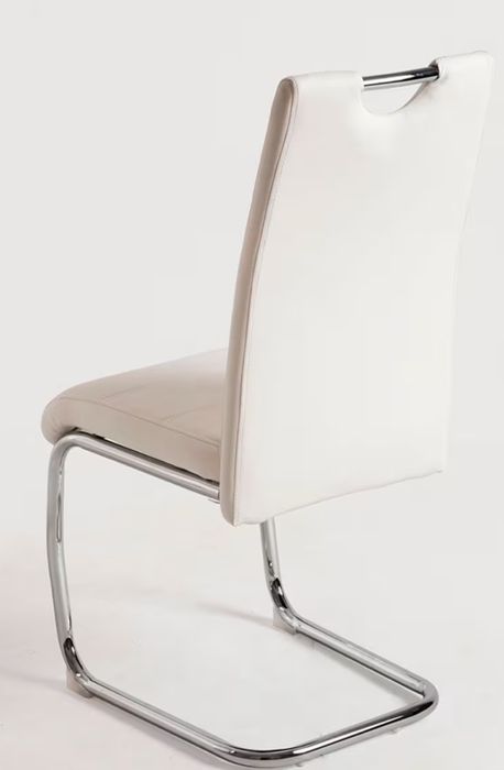 6 cadeiras brancas e 2 pretas disponíveis