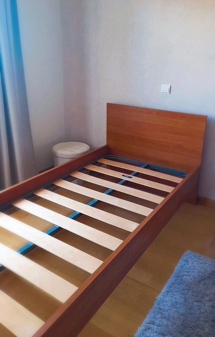 Cama de solteiro com estrado