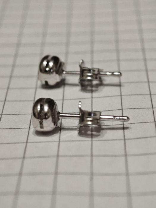 Золоті сережки, з діамантами 0.2 ct, 750 проба.