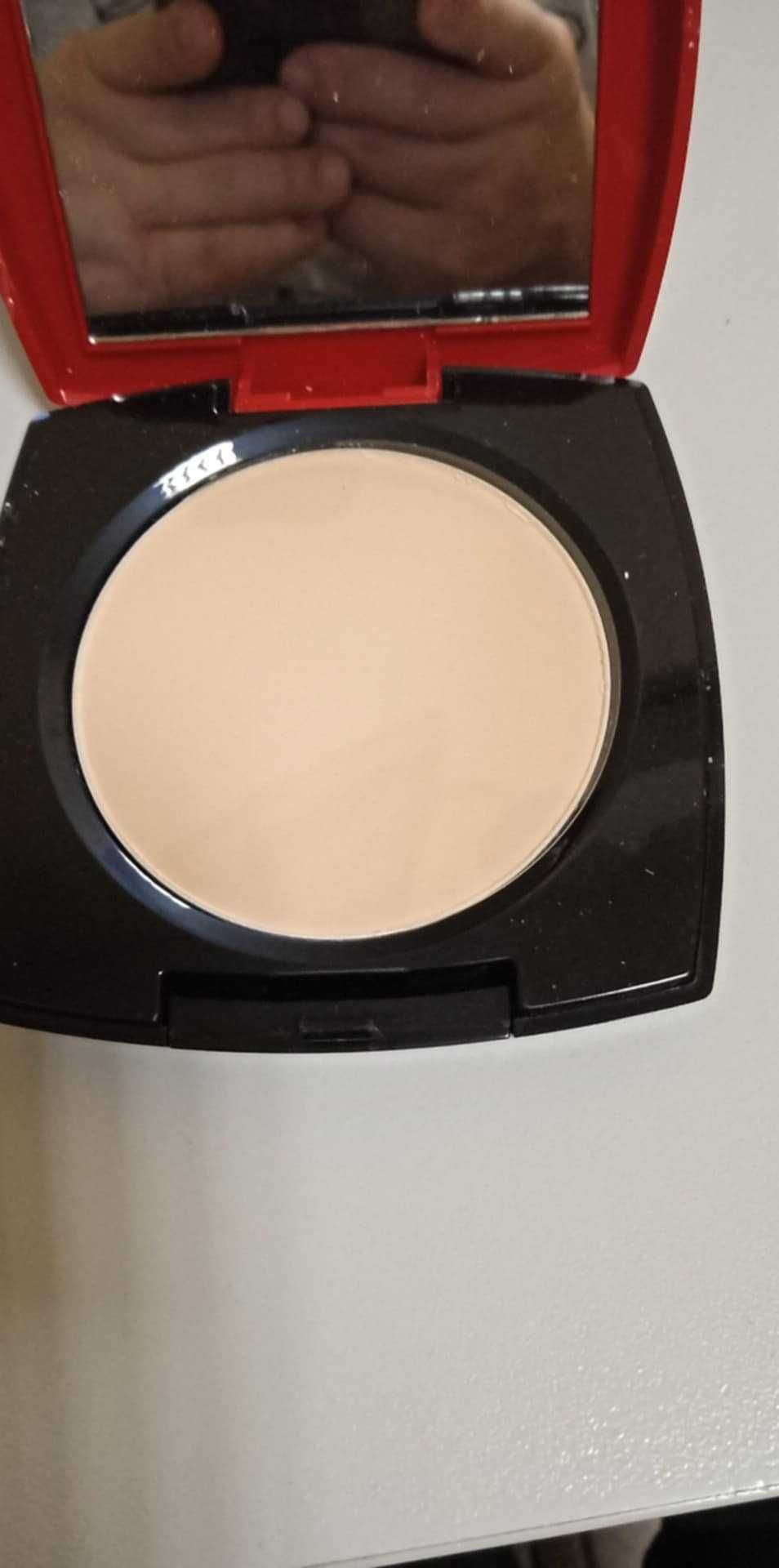 Avon Supertrwały puder prasowany SPF15 extralastin