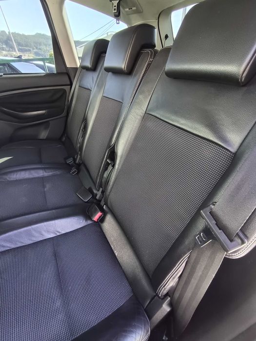 Carrinha Ford C-max muito bem estimada