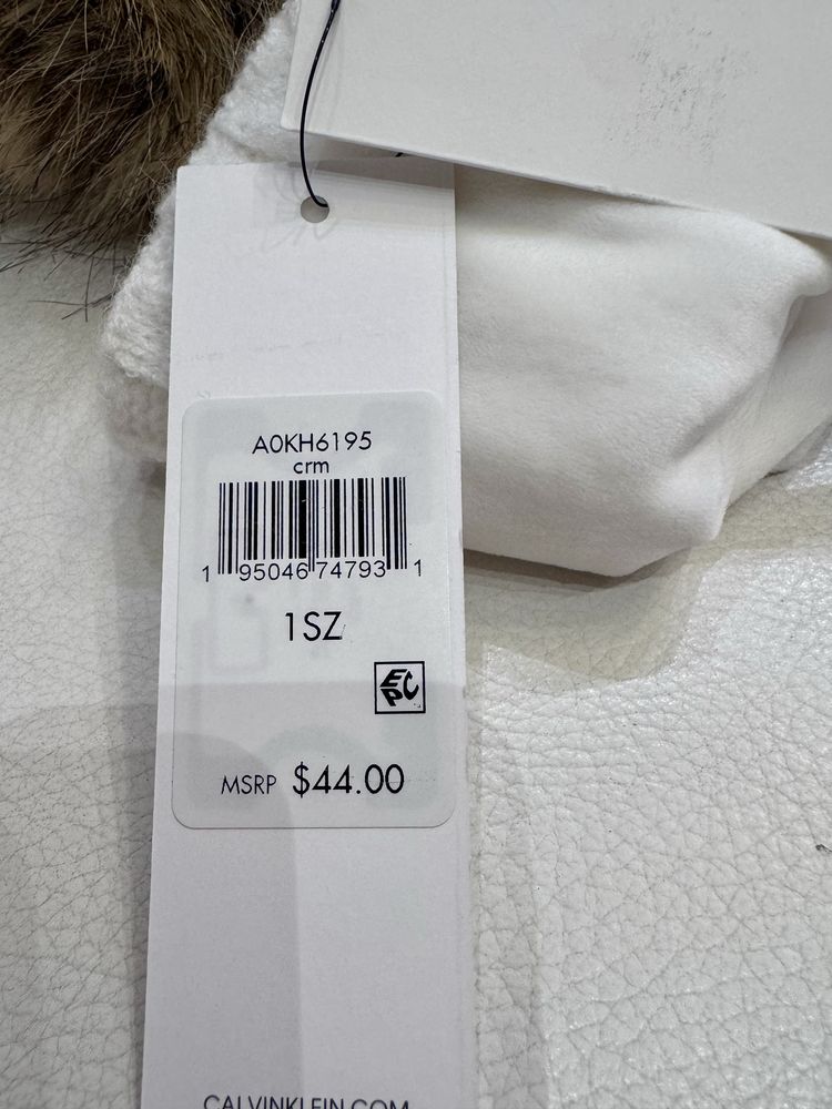 Шапка Calvin Klein з помпоном зі штучного хутра. Оригінал.