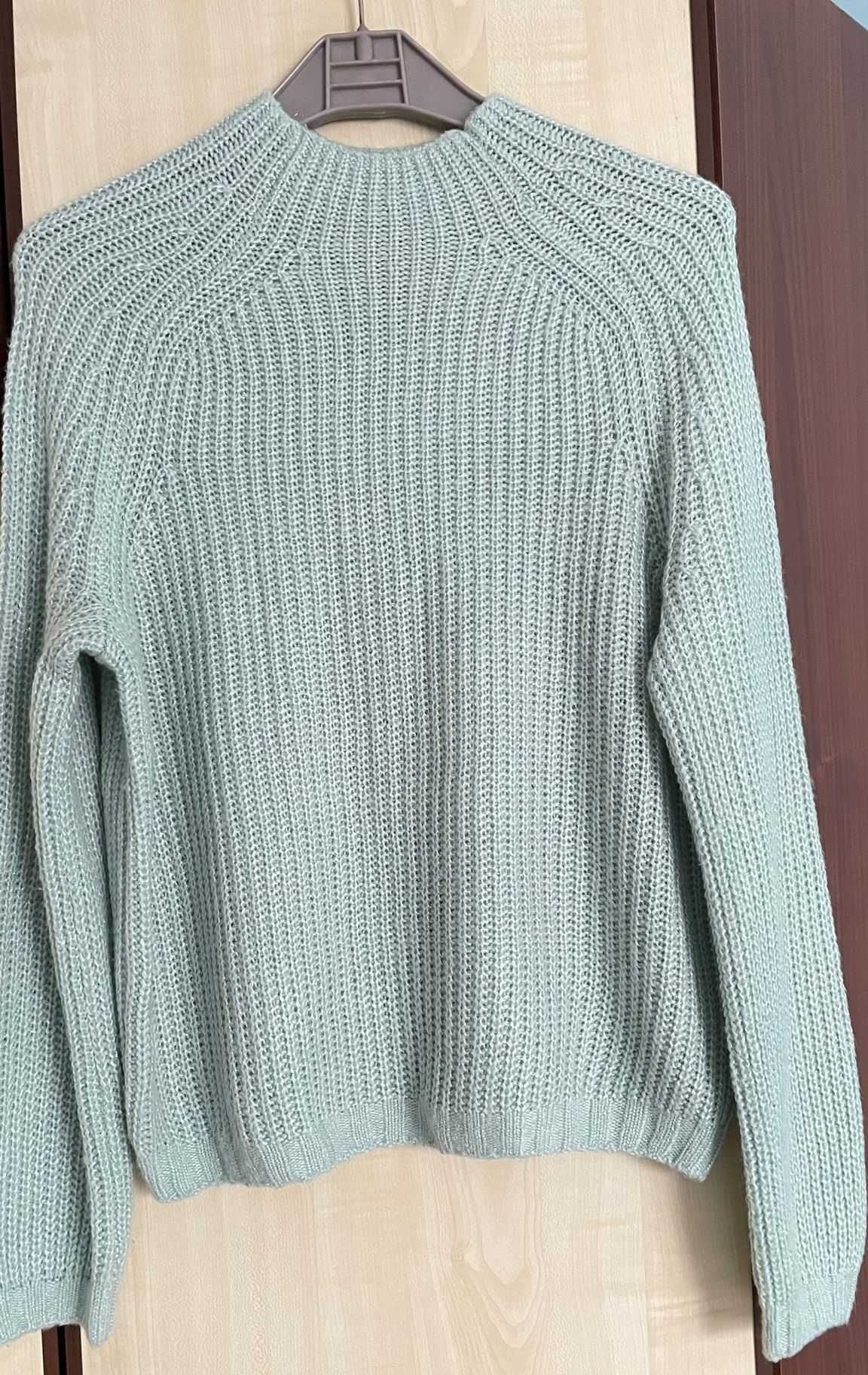 Sweter damski wysoki z golfem - kolor miętowy - srebrna nitka.