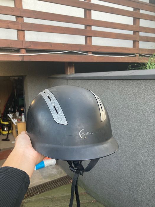 kask covalliero z brokatem