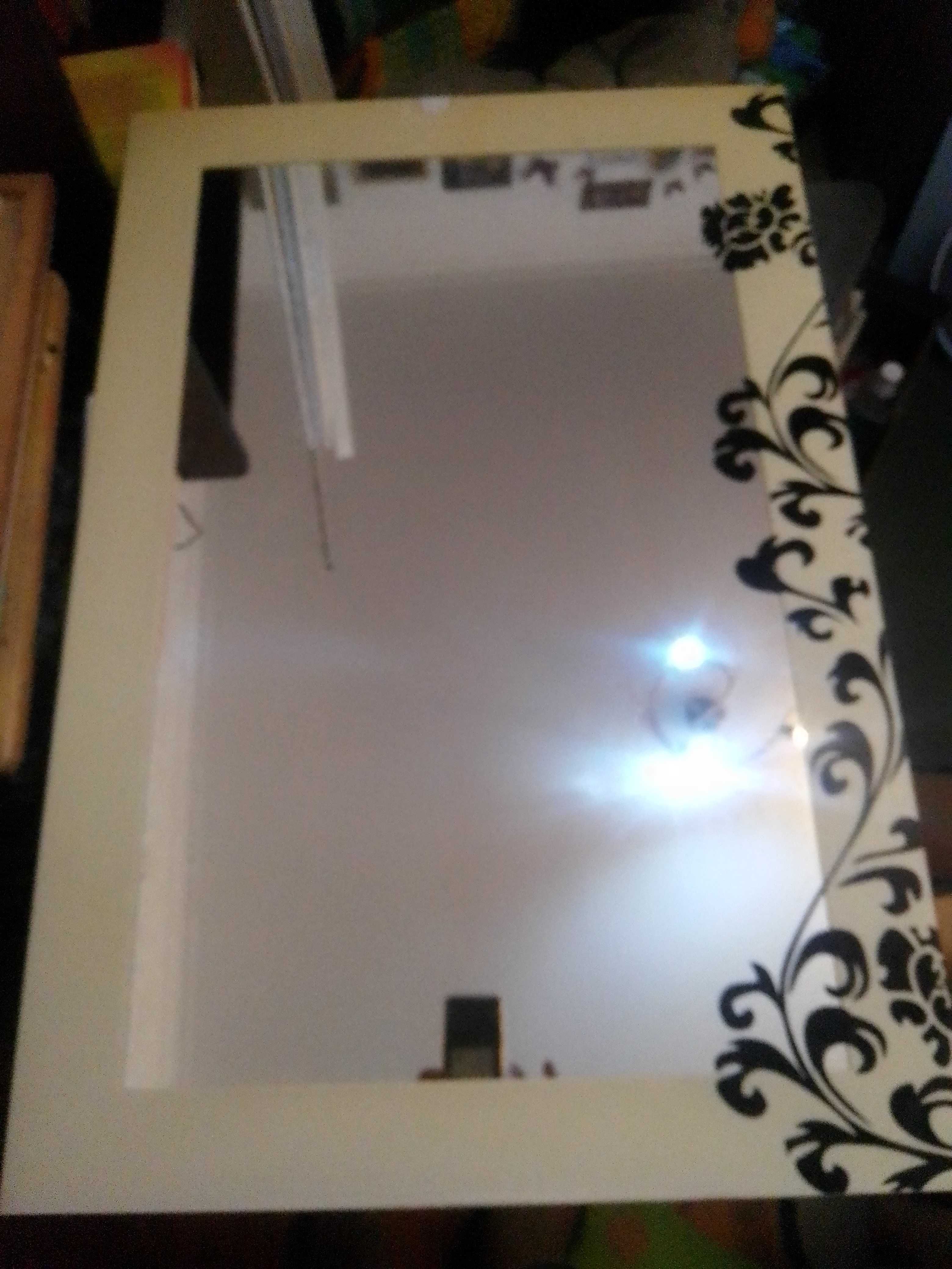 Conjunto espelho e lavatório casa banho.