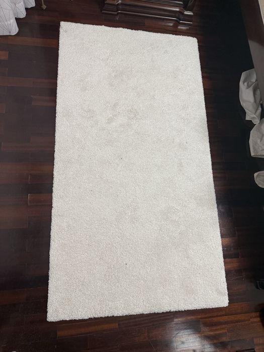 Dois tapetes de quarto cor branca