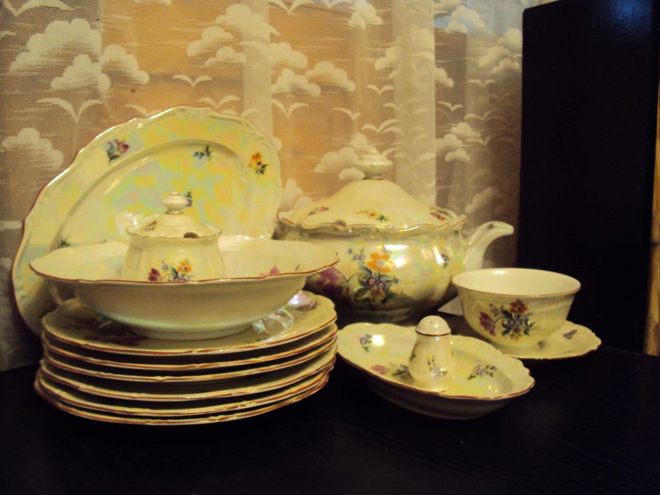 Чайно-кавовий сервіз Мадона-"Троянди" і столовий "Польові квіти"