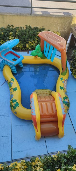Piscina criança dinossauros