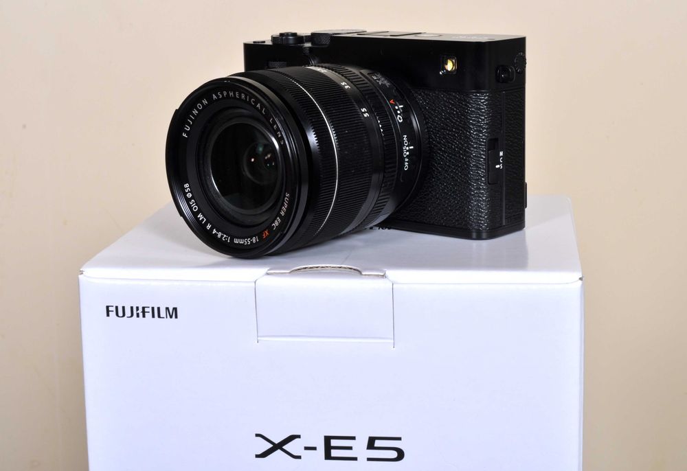 Fuji X-E5 Nova, garantia + Fuji XF 18x55 F: 2.8-4.8 Em estado novo.