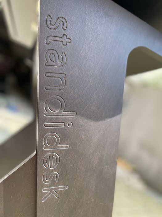 Biurko drewniane, regulowane do pracy na stojąco.