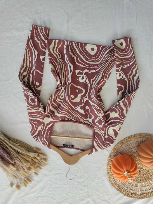 Sweterek z kwadratowym dekoltem XS 34 Mohito brudny róż we wzory