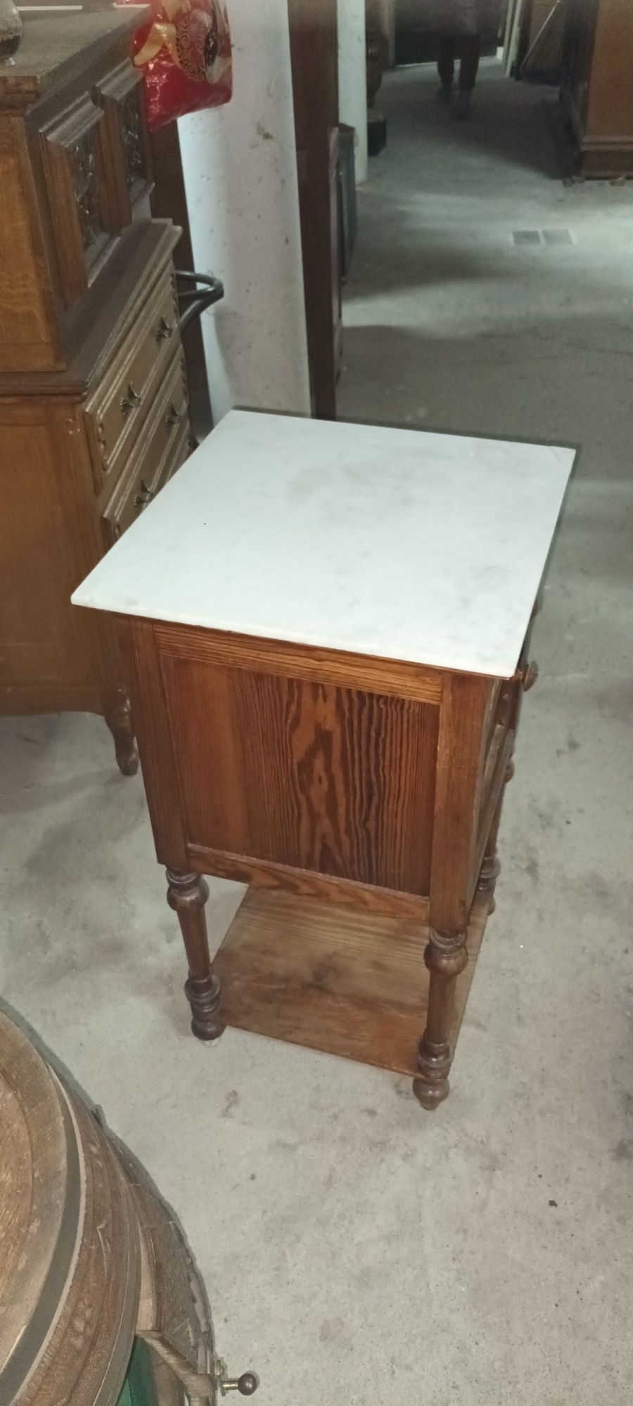 Stara szafka z litego drewna z marmurowym blatem