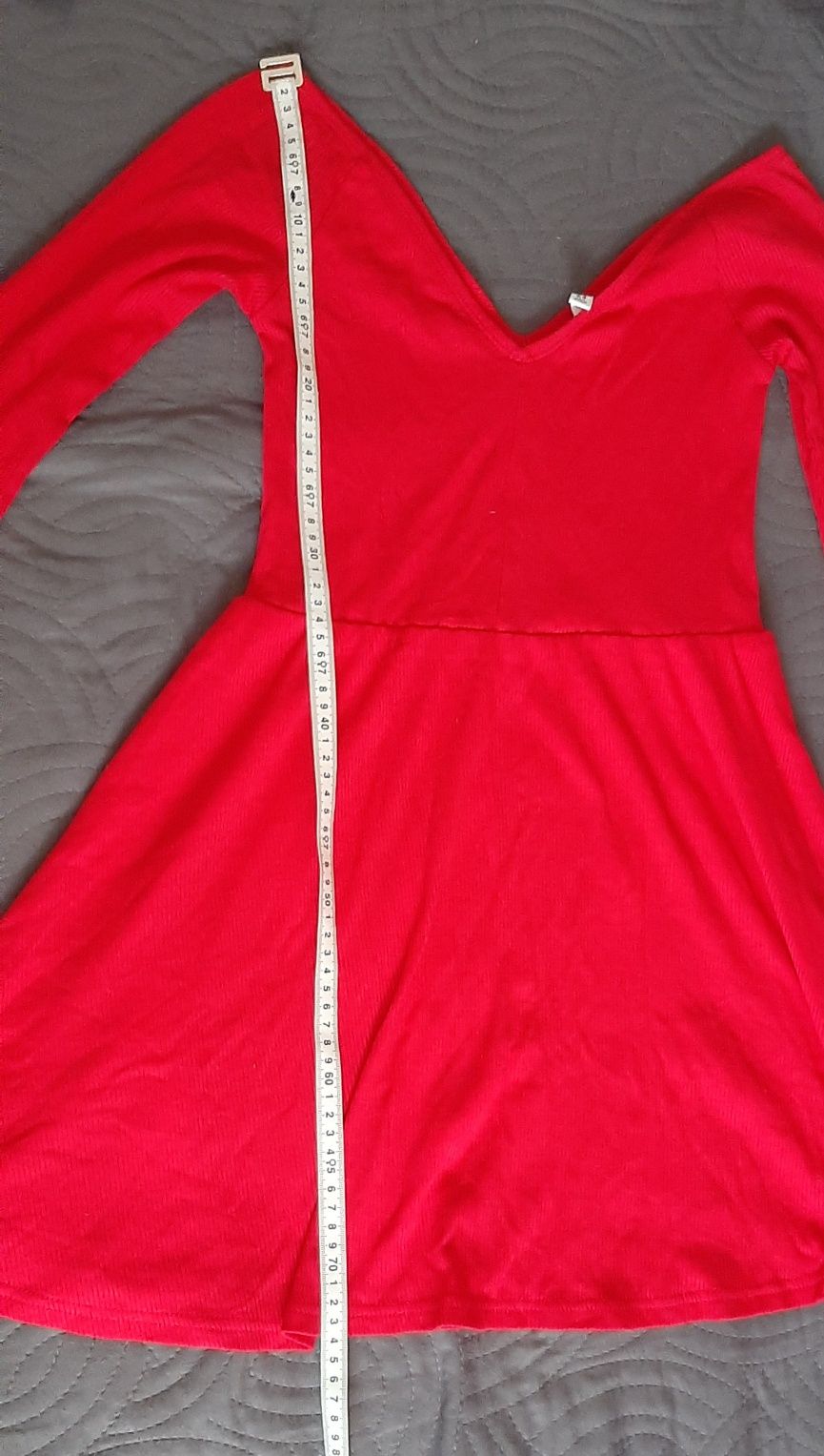 Czerwona sukienka krótka elegancka rozkloszowana h&m odkryte ramiona
