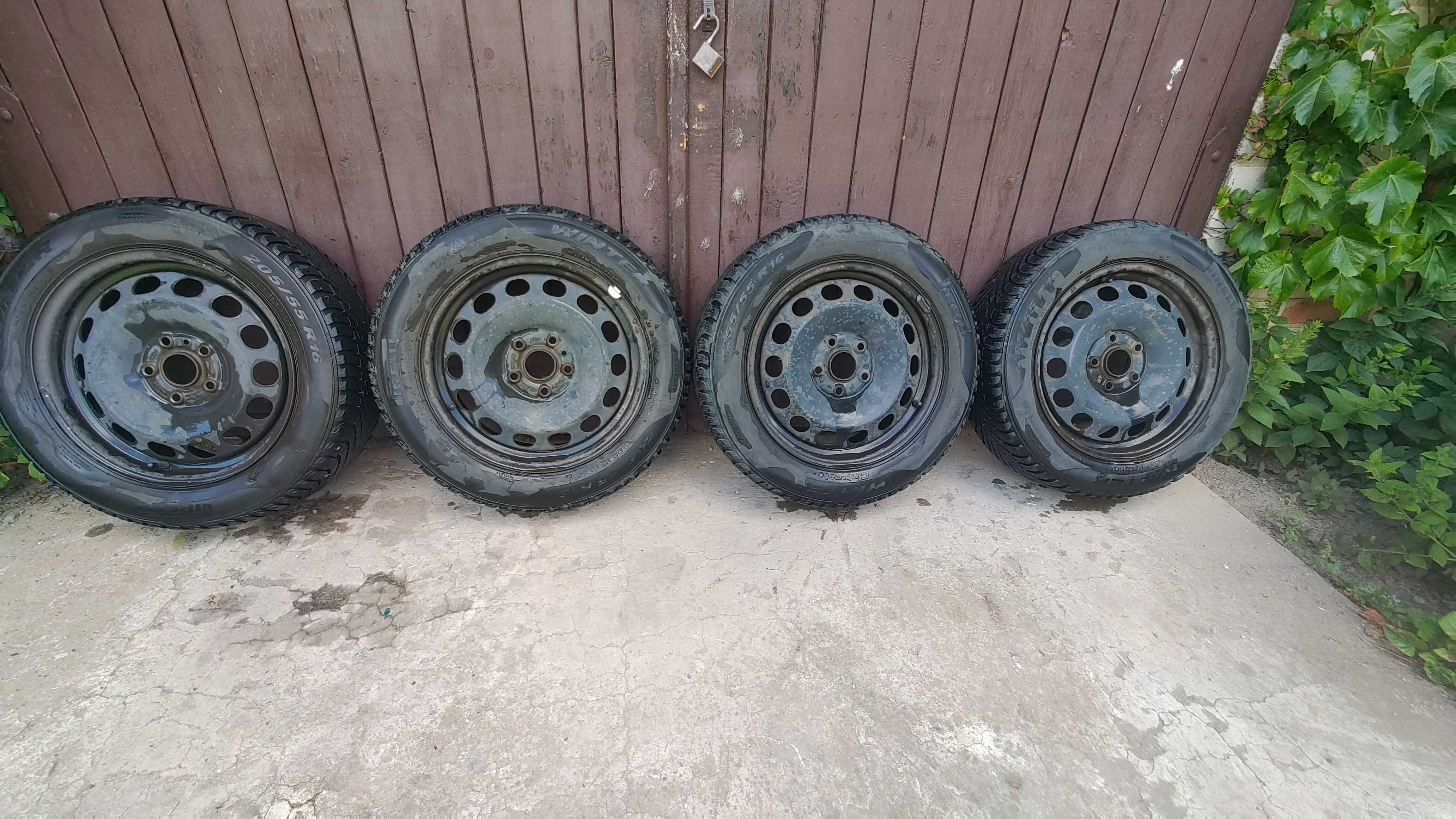 Koła zimowe Pirelli Winter 205/55/R16 91/T używane.