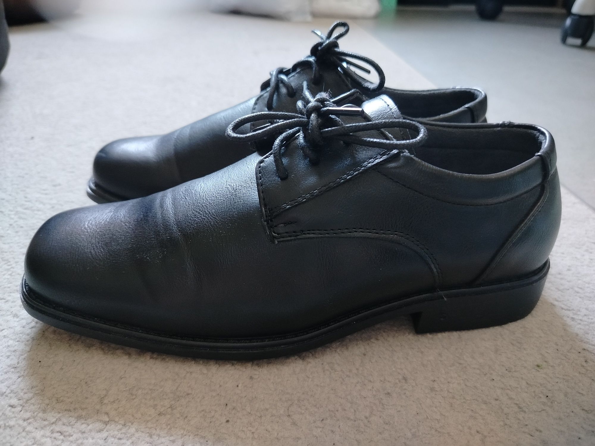 Eleganckie buty chłopięce