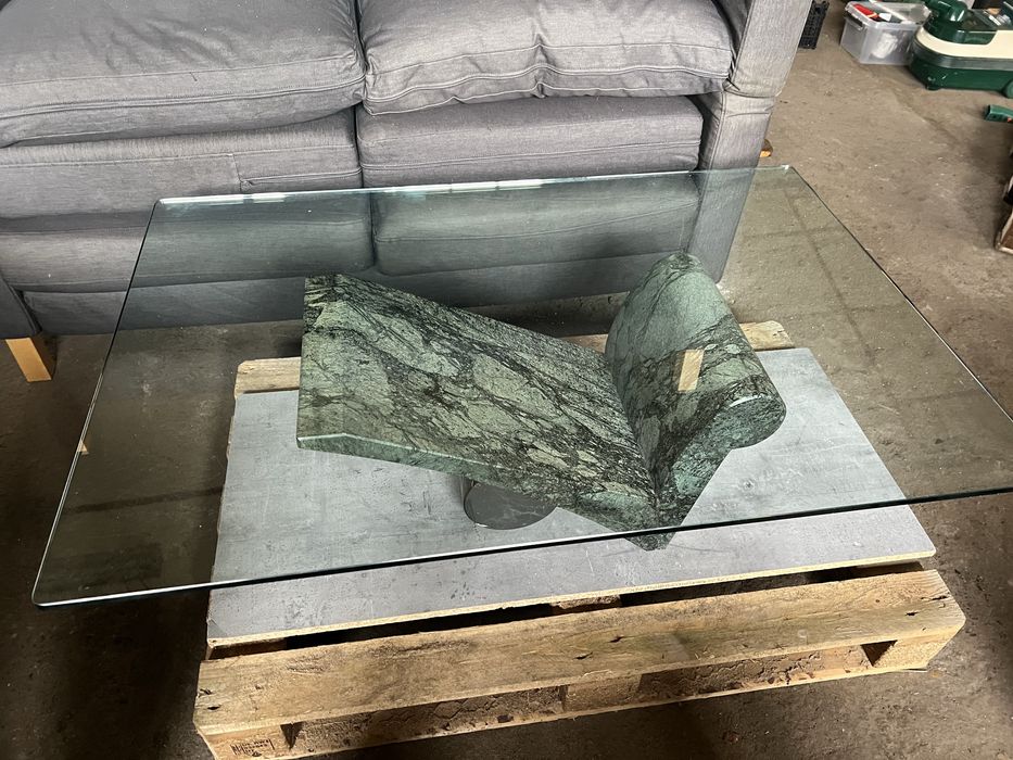 Stolik szklany na podstawie marmurowej