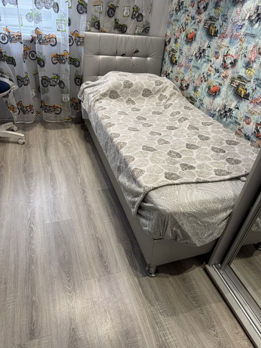 Кровать , шкаф в гарному стані