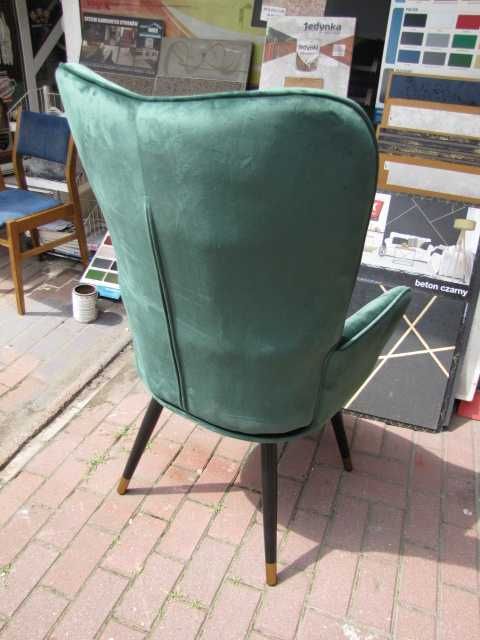 Fotel typu muszla welur butelkowa zieleń drewniane nogi
