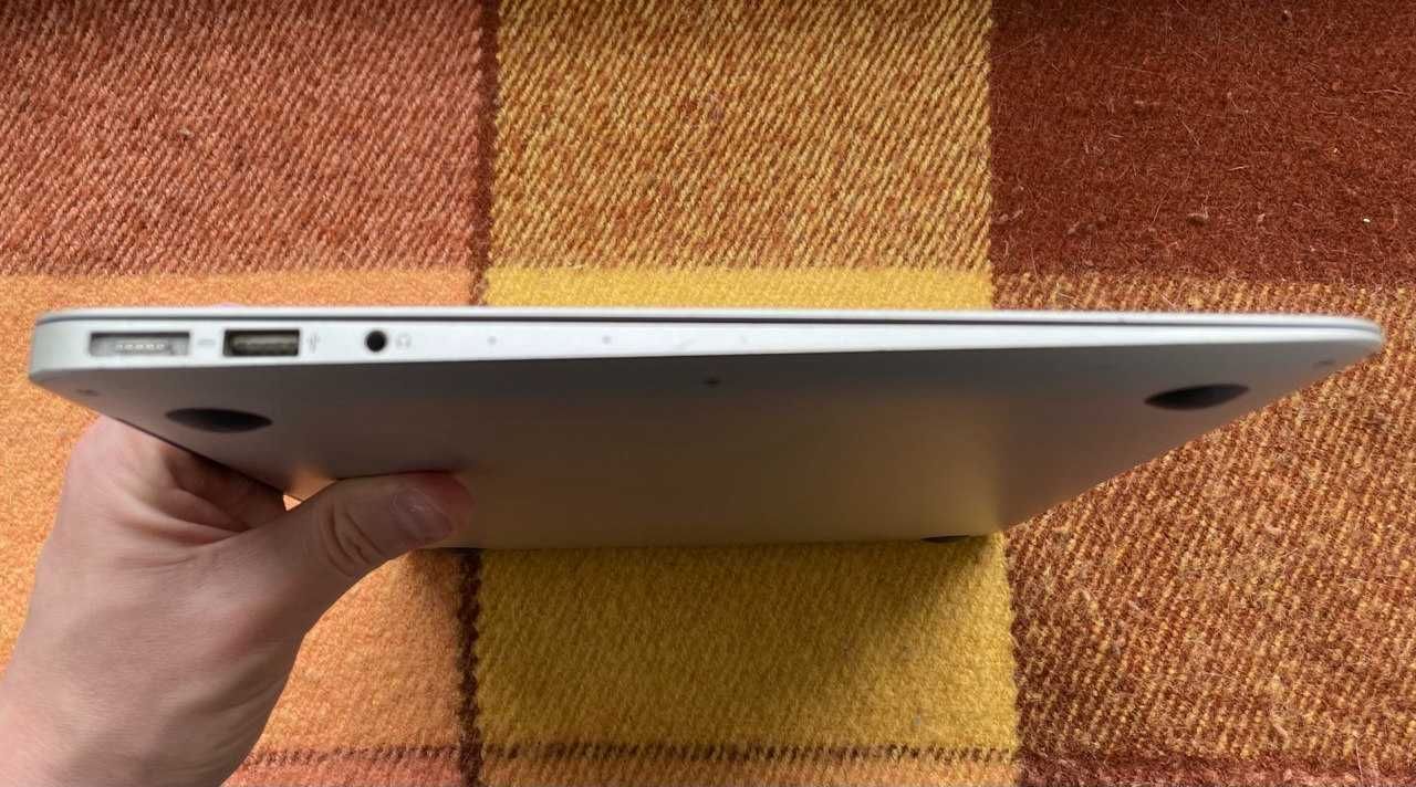 Apple MacBook Air 13" Early 2014 Photoshop/Illustrator/DaVinci/Office