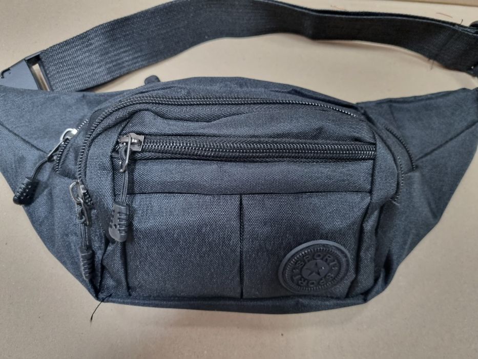 Czarna saszetka 4 kieszenie pojemna