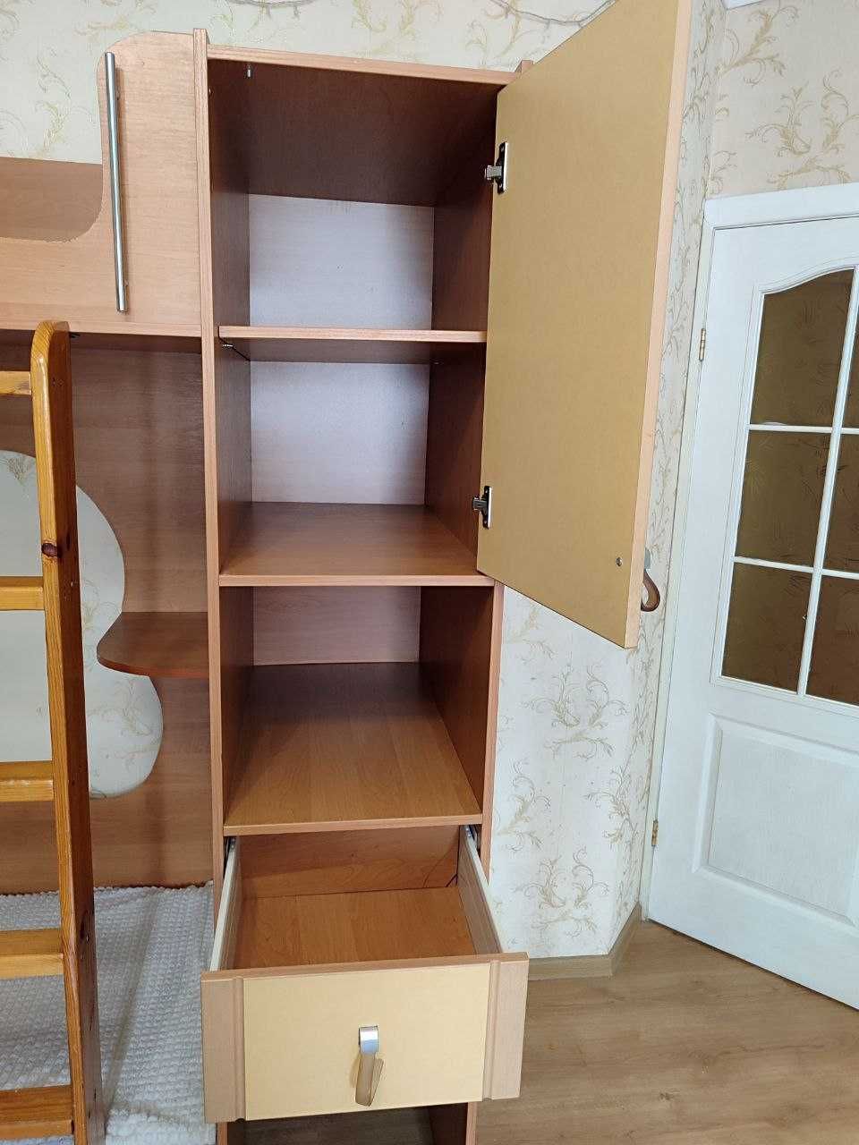 Двоярусне дитяче ліжко з шафою та полицями
