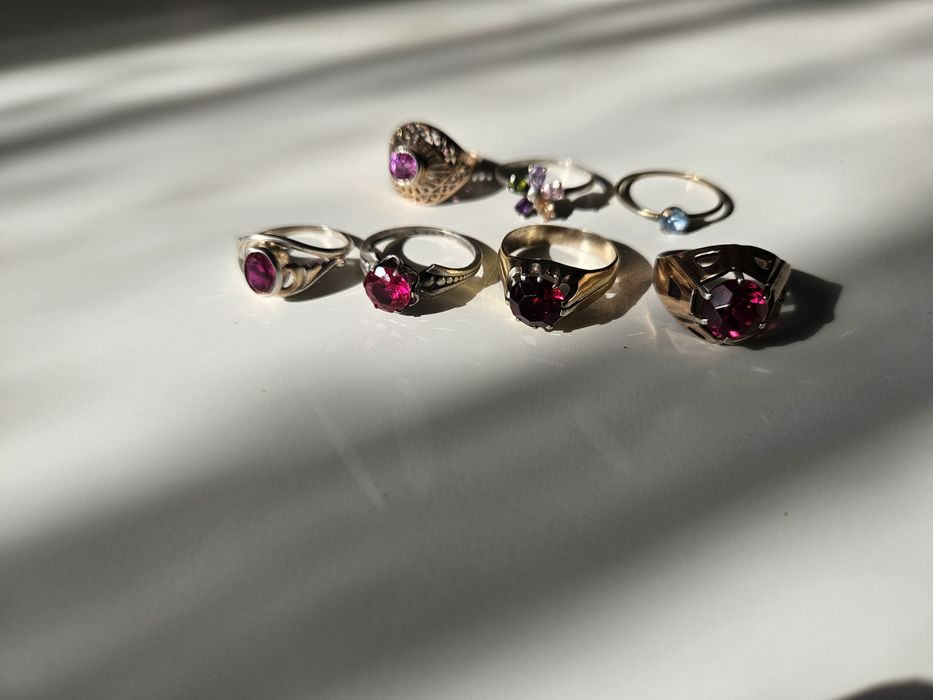 Перстни и кольца серебряные с камнем  рубин.