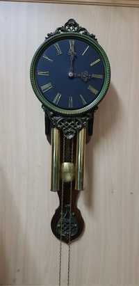Stylowy wiszacy zegar z wagami