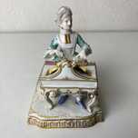 Estatueta Porcelana Meissen "Audição" da Série "5 Sentidos" Século XIX