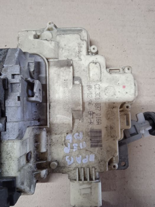 Замки передні ручка ліва Volkswagen Passat B6 Пассат б 6 Golf 5