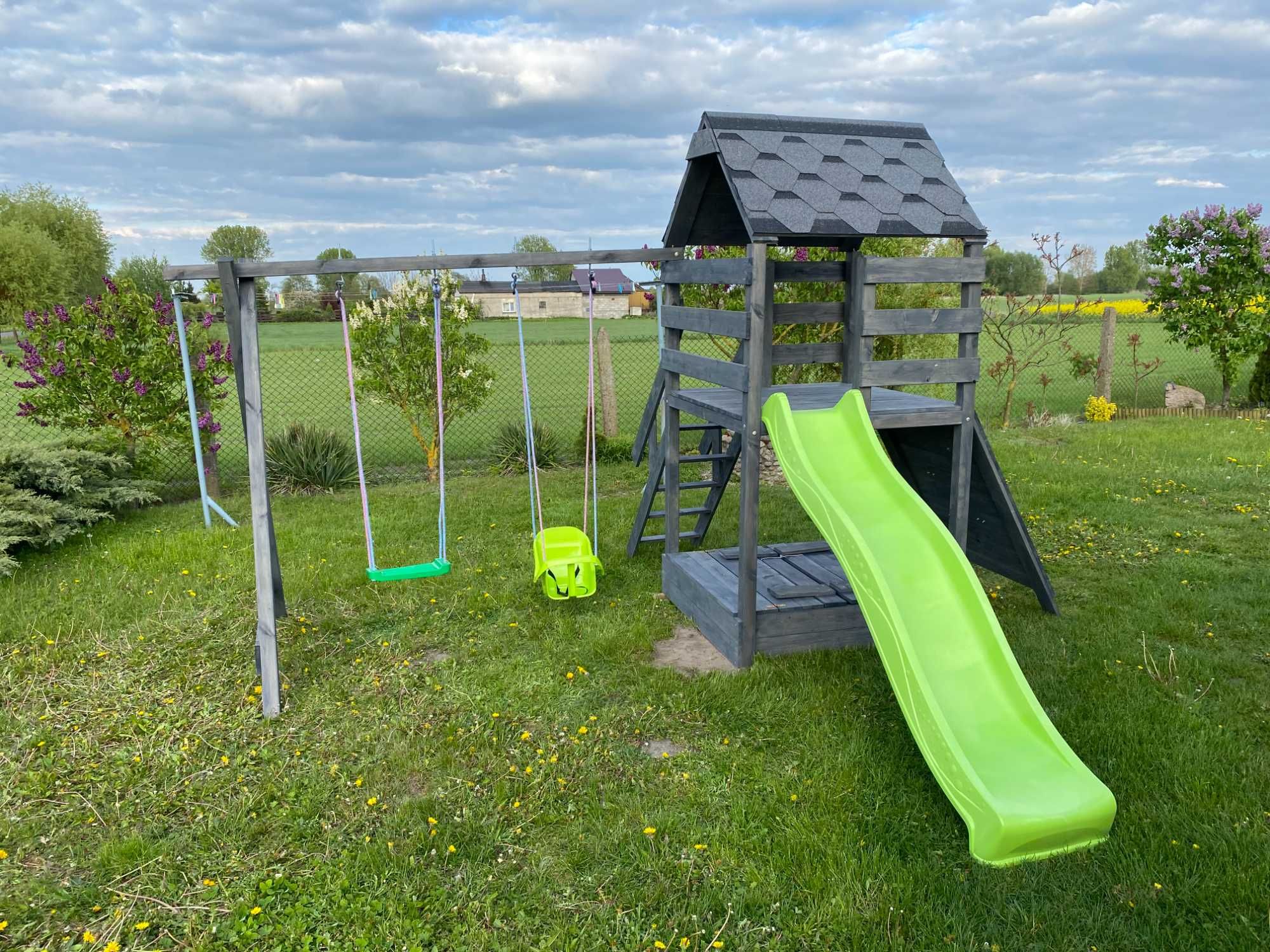 Plac zabaw dla dziecka dzieci domek zjeżdżalnia huśtawka bujaczki