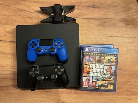 Konsola PS4 1TB + 2 pady, stacja ładująca, 5 gier