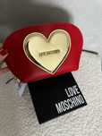 Czerwona kosmetyczka z sercem Love Moschino