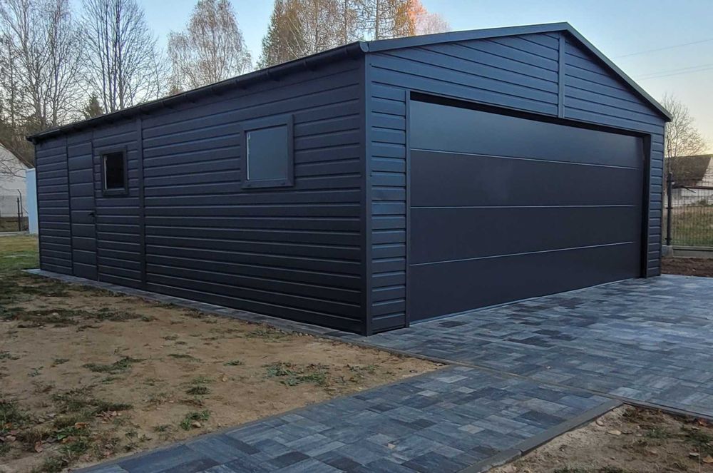 Nowoczesny garaż blaszany 12x6m z bramą segmentową wnęką oraz wiatą