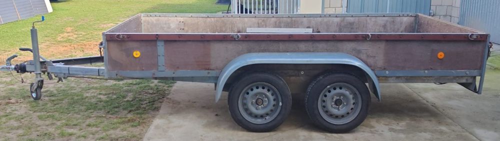 Przyczepka samochodowa