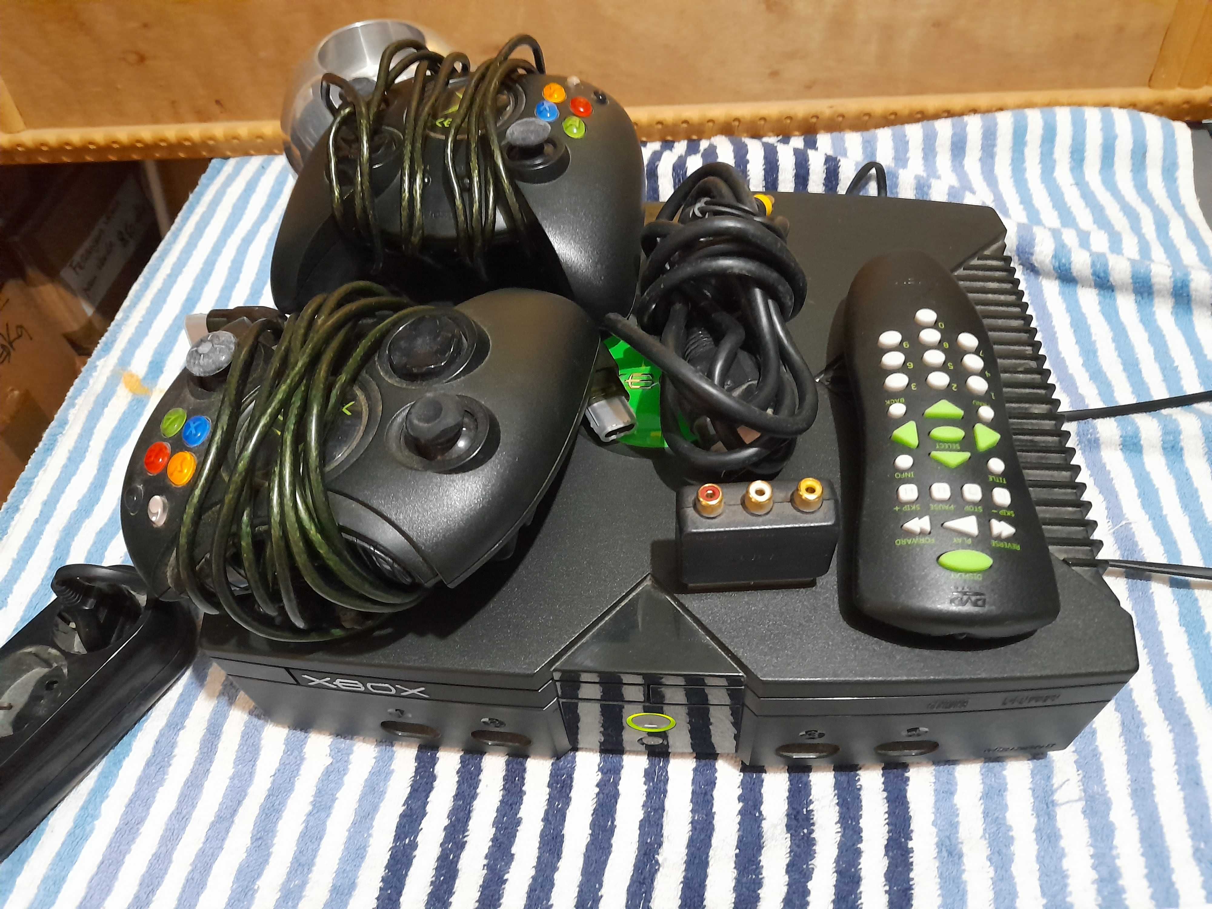 Consola de jogos X-BOX antiga desbloqueada usada com cabos e comando.