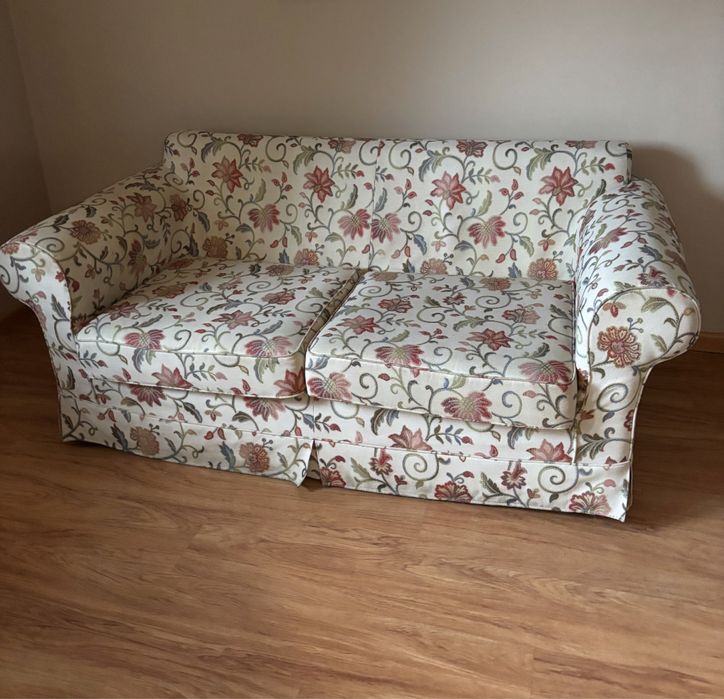 Kanapa z pufą w kwiaty w stylu angielskim rozkladana dwuosobowa