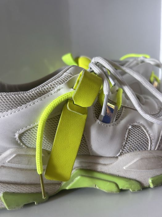 Sapatilhas brancas e verdes